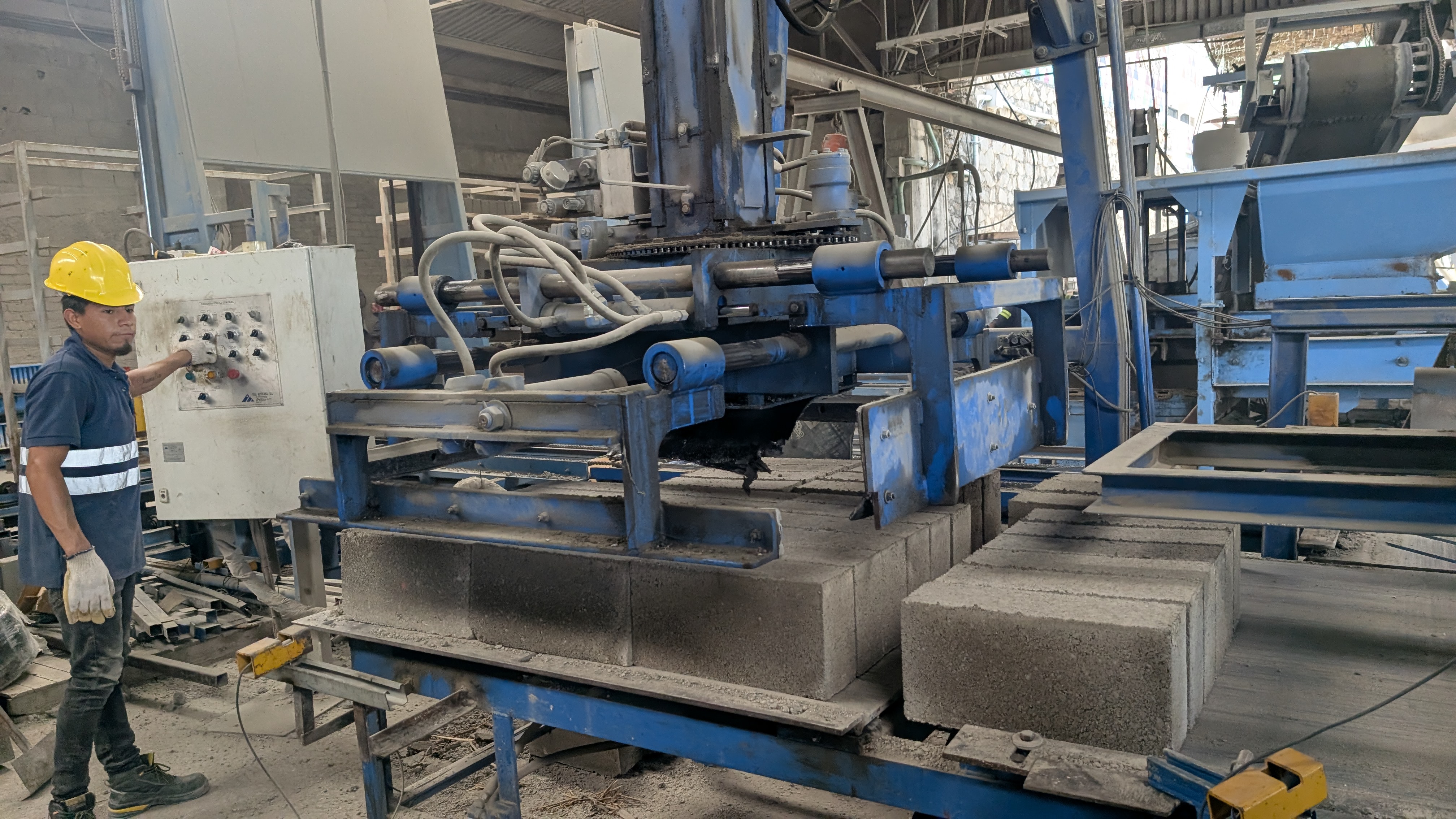 Operario en maquinaria de fabricación de tabicón Vibromex