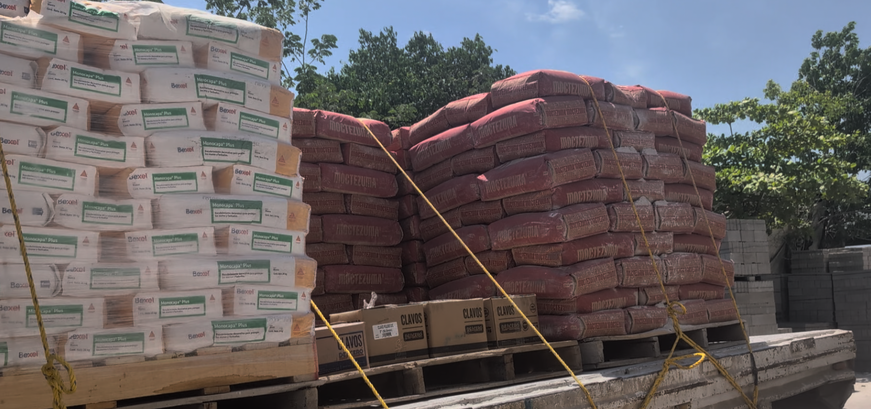 Sacos de estuco Bexel y cemento listos para entrega en Vibromex Acapulco