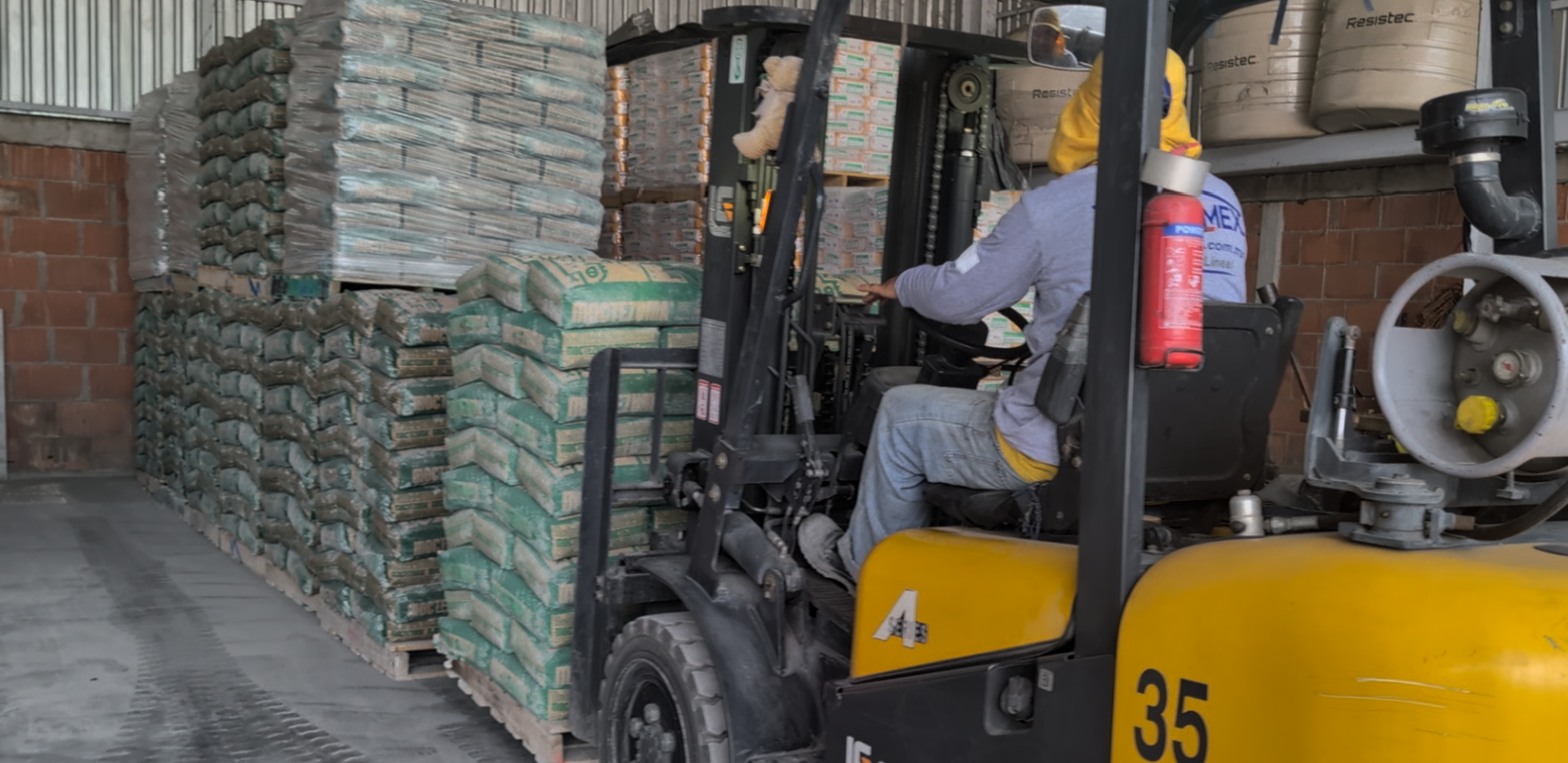 Montacargas moviendo sacos de cemento Moctezuma en bodega Vibromex Acapulco