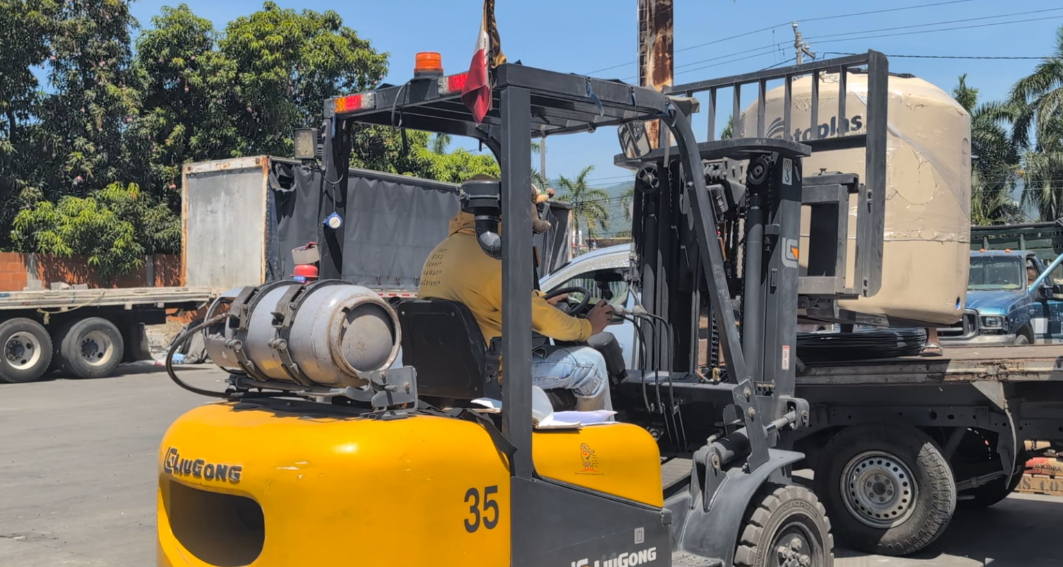 Montacargas cargando tinaco Rotoplas en Vibromex Acapulco