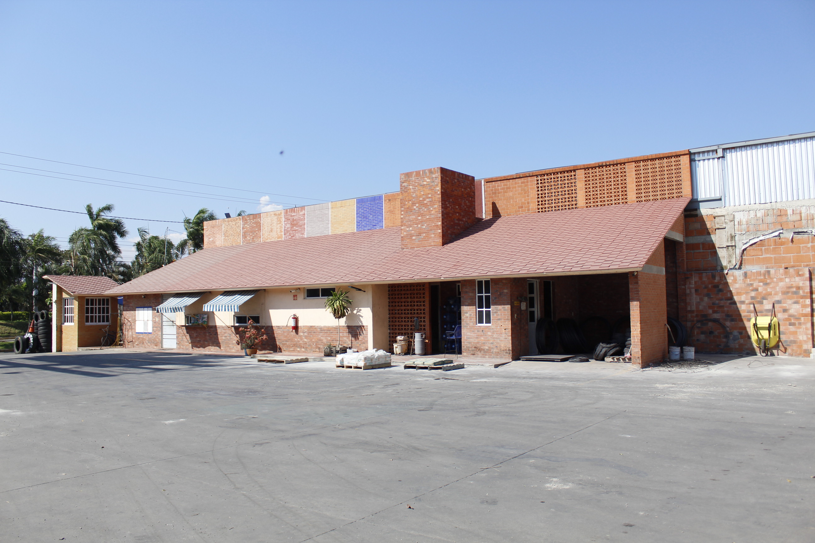 Fachada de sucursal Vibromex Renacimiento en Acapulco con materiales para construcción