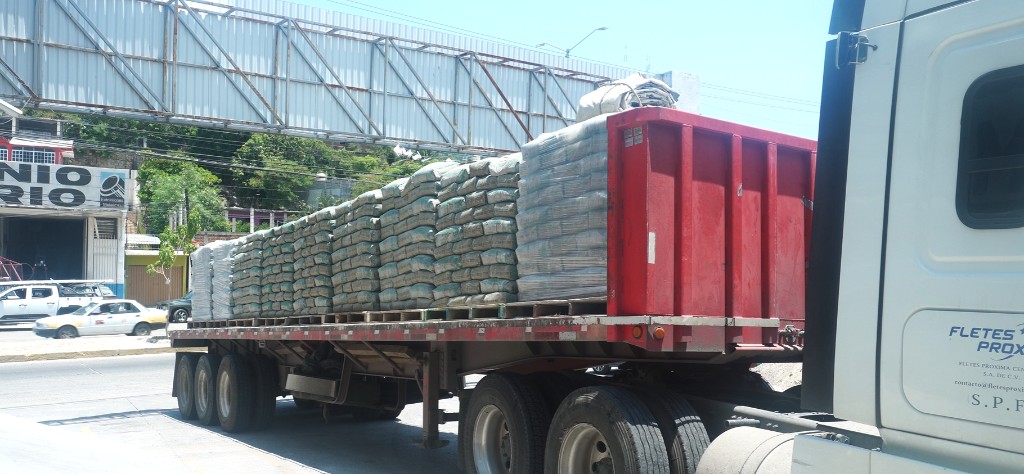 Tráiler con bultos de cemento listos para entrega en Acapulco