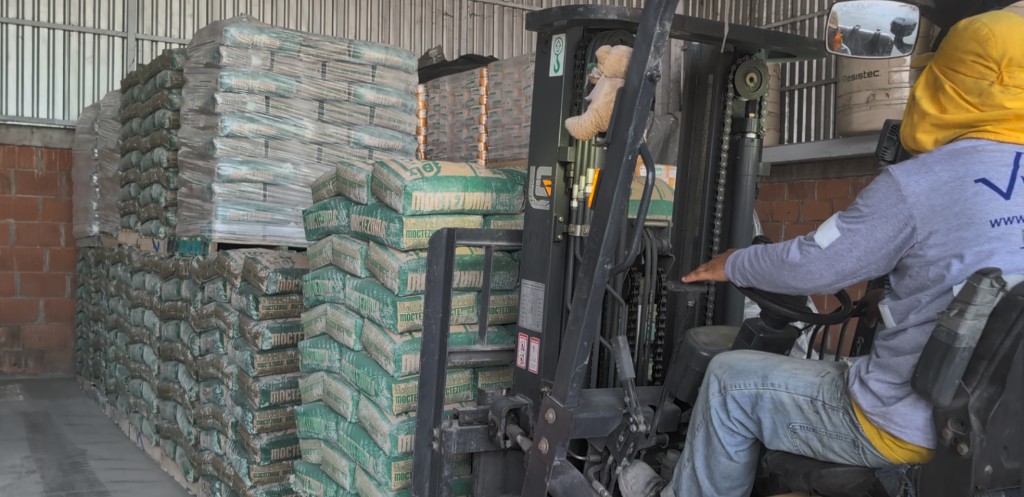 Montacargas acomodando cemento Moctezuma en bodega Vibromex